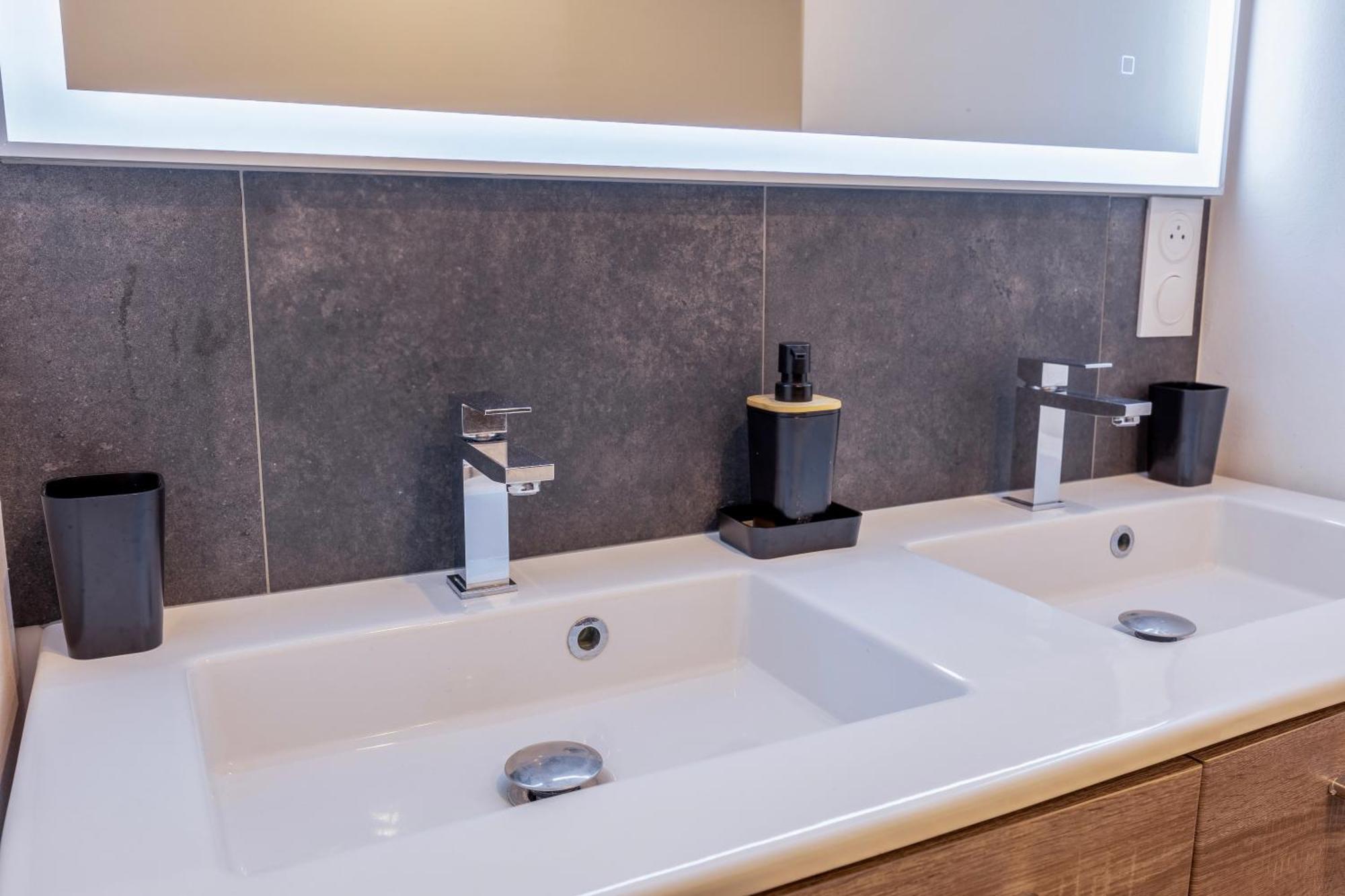 Maison T4 Climatisee Avec Jacuzzi A Lagord Luaran gambar