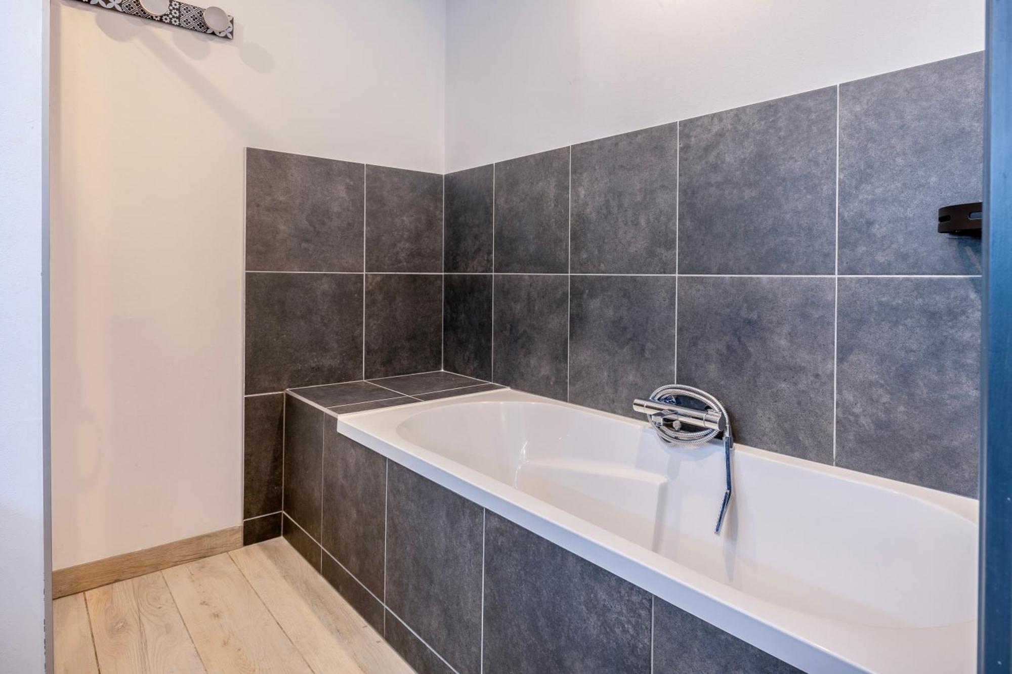 Maison T4 Climatisee Avec Jacuzzi A Lagord Luaran gambar